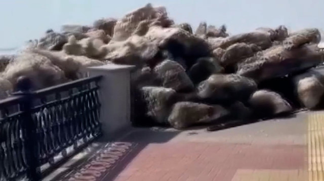 Rusya'da buz kütlelerinin kıyıya vurma anı kamerada